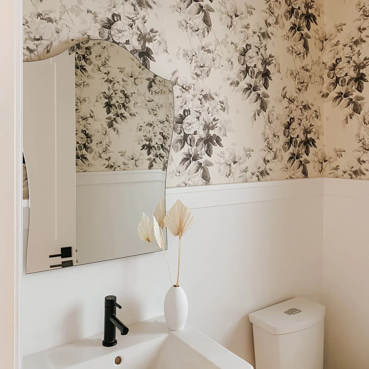 LONDON ROSE Traditional Wallpaper - Smoke Grey - Image 6