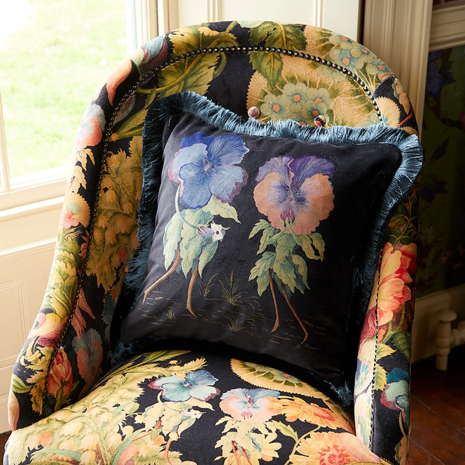 LOVE LETTER Medium Fringe Velvet Cushion - Noir - Image 3