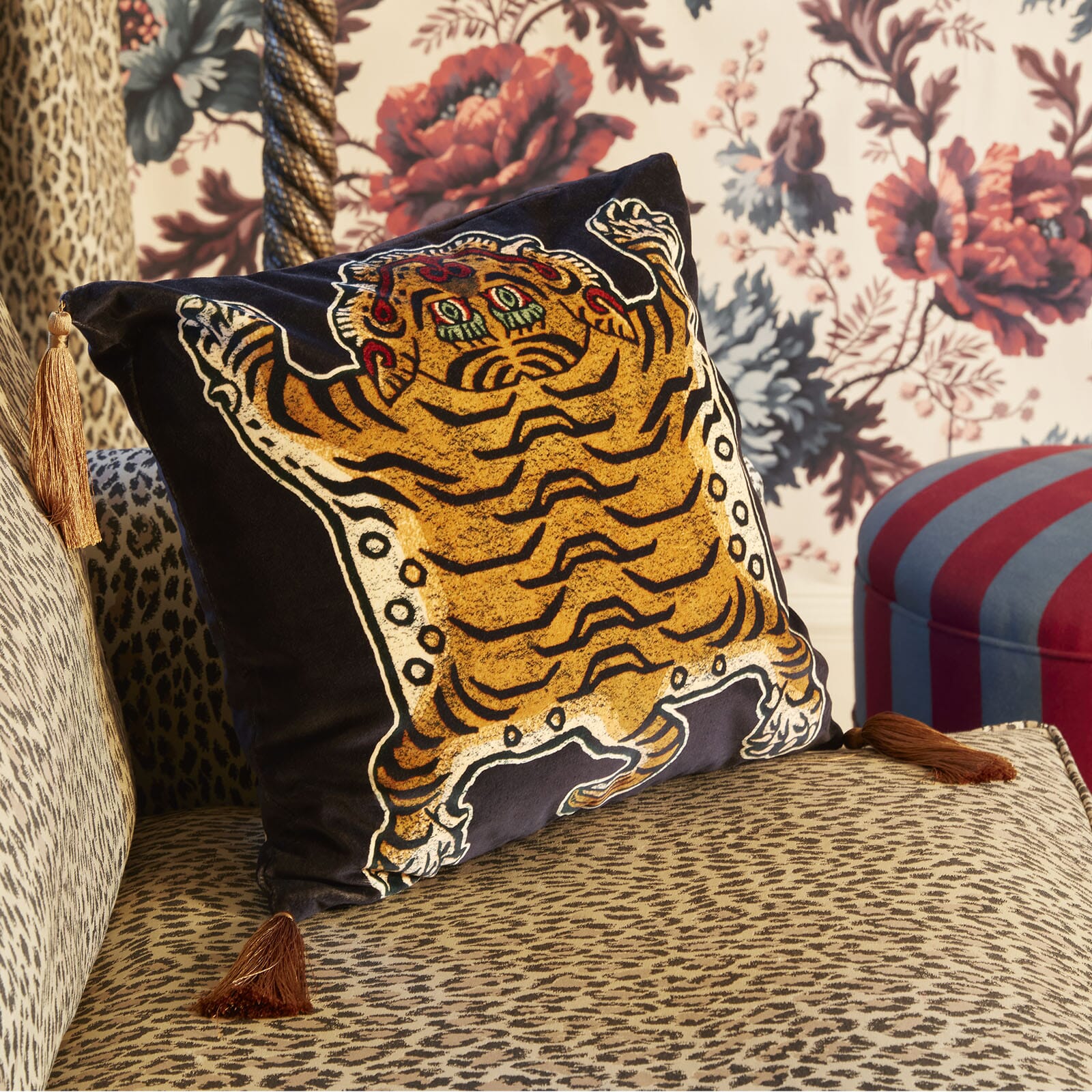 SABER Medium Tassel Velvet Cushion - Noir - Image 3