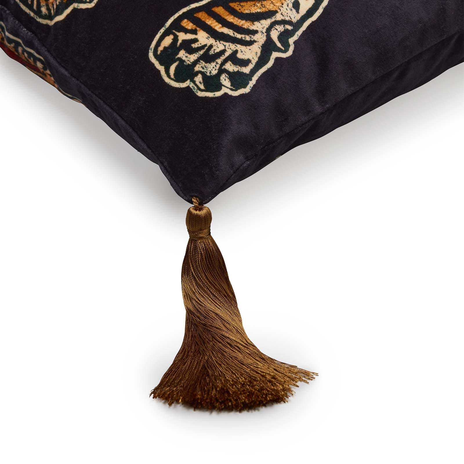 SABER Medium Tassel Velvet Cushion - Noir - Image 4